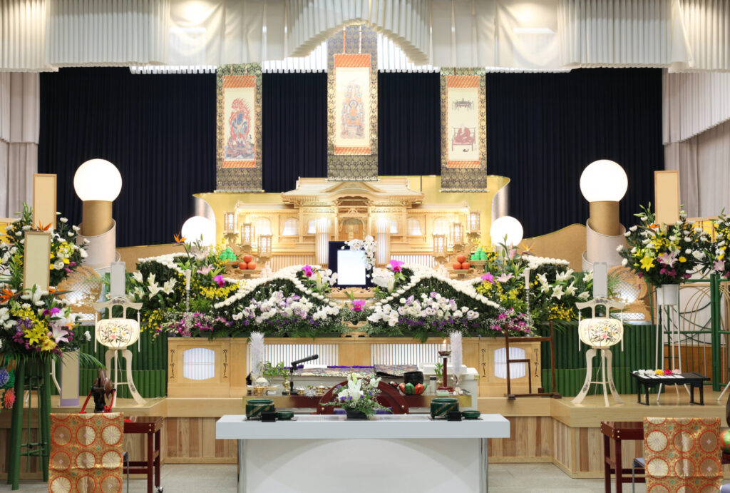 家族葬での祭壇選び 花祭壇 とは 公式 かぐやの里メモリーホール