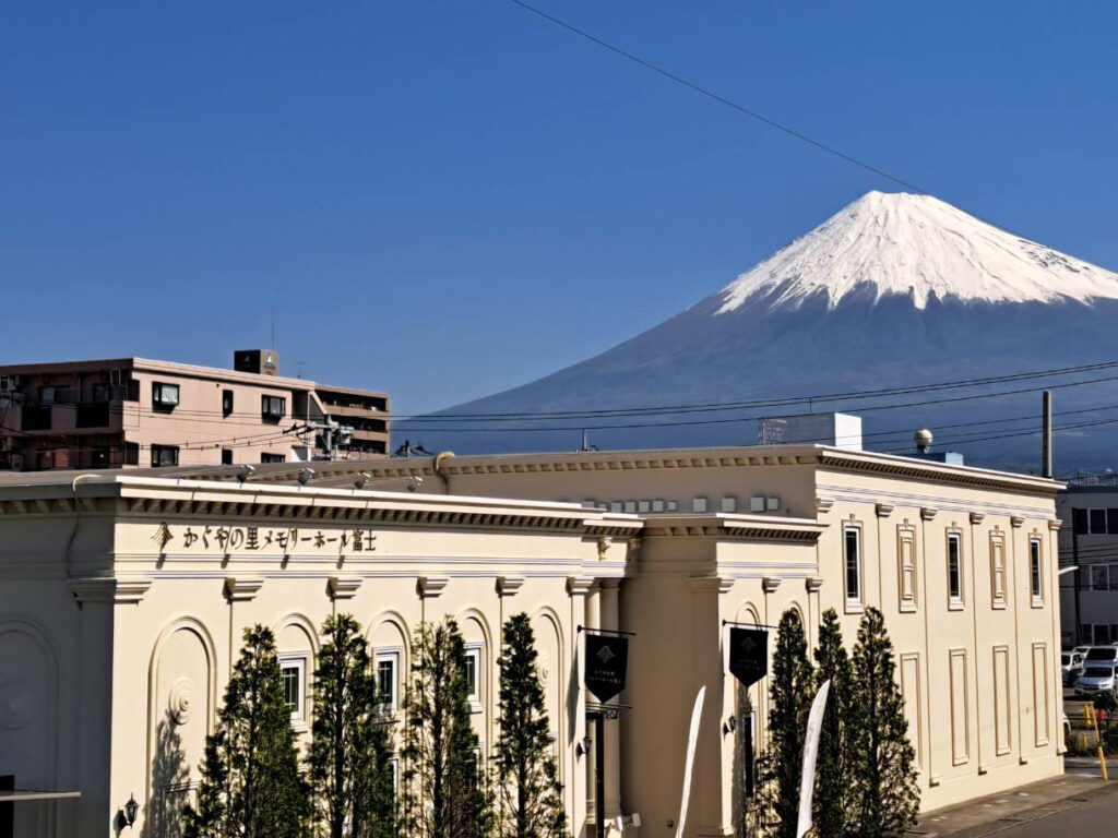 かぐやの里メモリーホールと富士山の写真