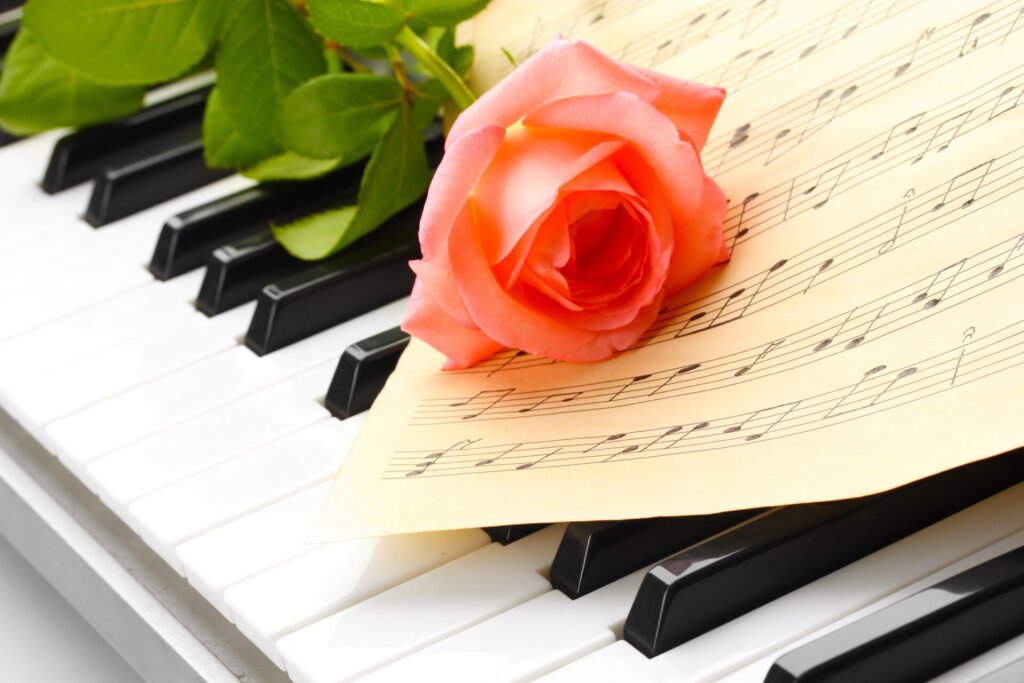 ピアノの鍵盤と楽譜、バラの写真